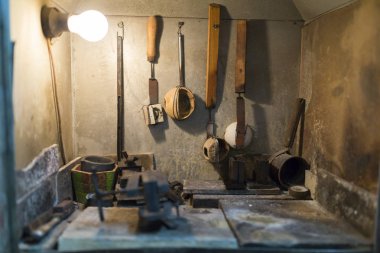 Bir fırın araçlarında kuyumcu