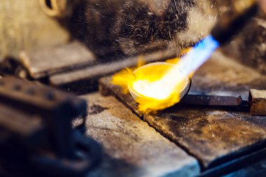 Kuyumcu eriyen altın