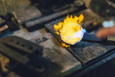 Kuyumcu eriyen altın