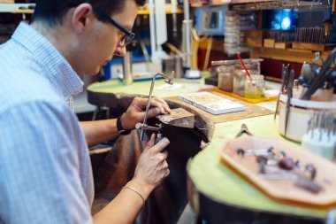 Genç kuyumcu çalışma