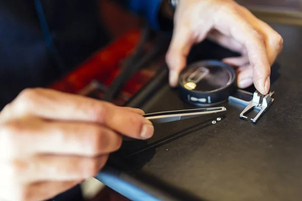 Juwelier überprüft Größe des Diamanten — Stockfoto