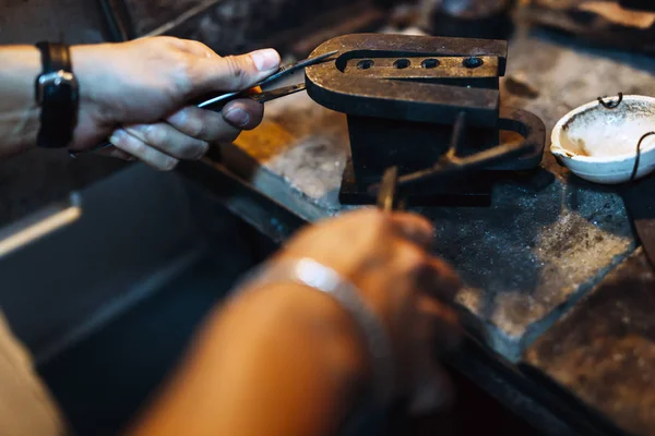 Goldsmith crafting juwelen — Stockfoto
