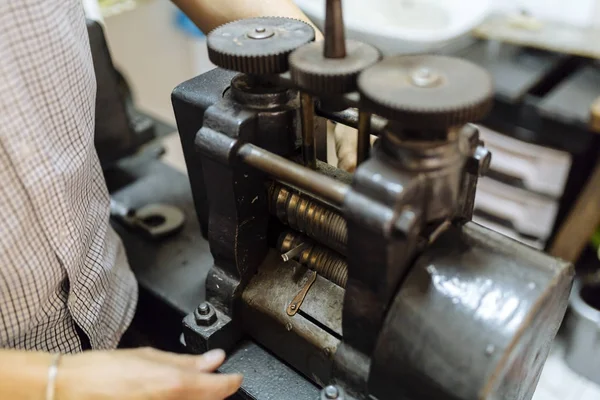 Goldsmith using machine — Stock Photo, Image