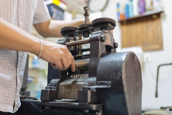 Goldsmith using machine — Stock Photo, Image