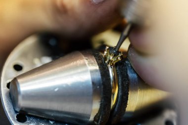 Bir halka üzerinde çalışan kuyumcu