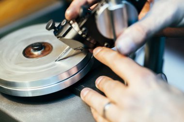 Kesin uyandırmak ile keskinleştirme