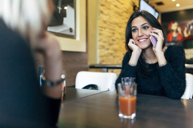 kafede telefonda konuşurken esmer