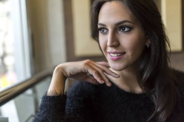 Dalgın güzel esmer