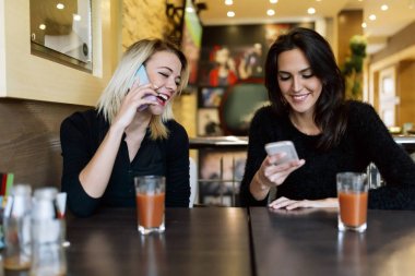 kafede telefonda konuşurken kadınlar