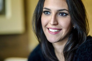 Güzel esmer kadın.