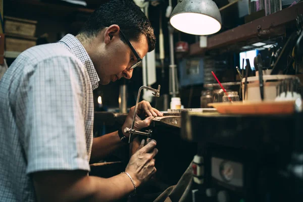 Handyman working on workbench — Stock Photo, Image