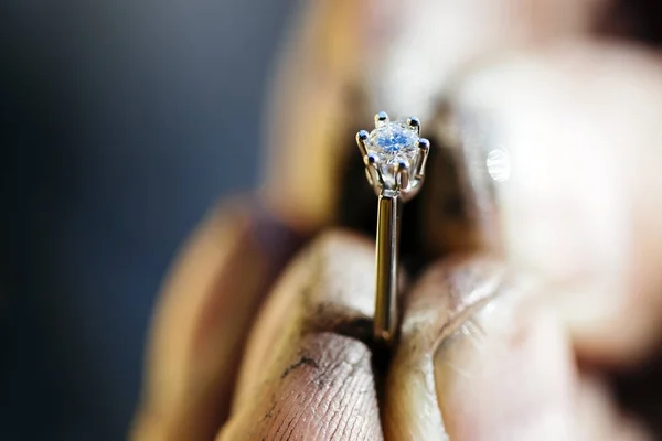 Anillo sostenido por joyero — Foto de Stock