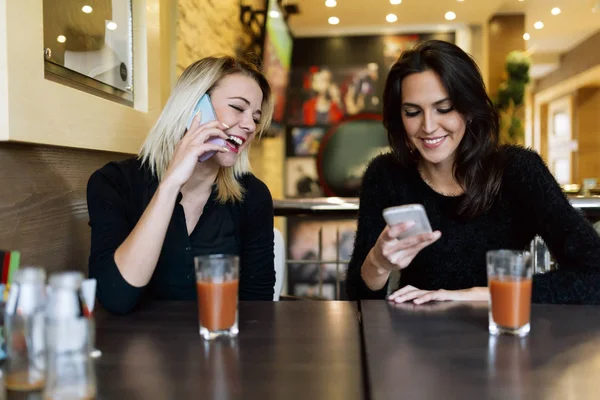 kafede telefonda konuşurken kadınlar