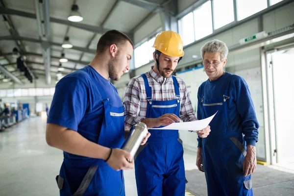 Team van ingenieurs discussie — Stockfoto