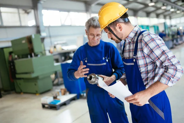 Team van ingenieurs discussie — Stockfoto