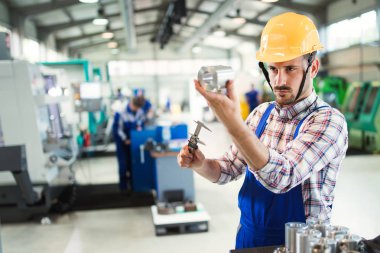 Erkek işçi ve kalite kontrol 