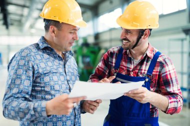 Yönetici ve çalışan mühendis 