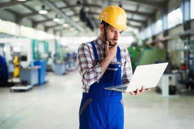 Endüstriyel fabrika çalışan 