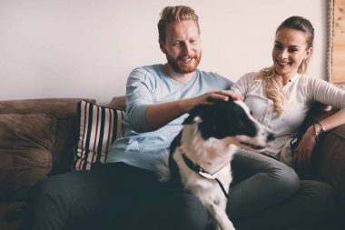 güzel çift evde rahatlatıcı 