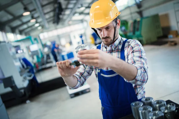 Supervisor haciendo control de calidad — Foto de Stock