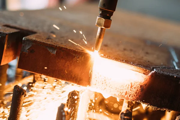 Oksijen meşale sac kesim. 