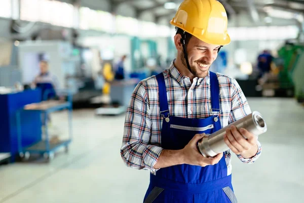 Trabajador de la industria del metal guapo — Foto de Stock