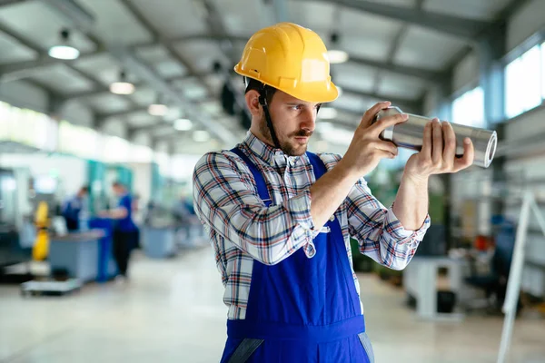 modern sanayi makinesi operatörü 
