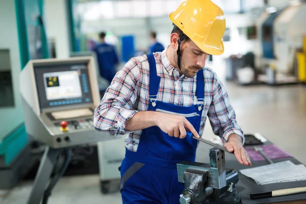 Trabajador de fábrica de industria metalúrgica — Foto de Stock