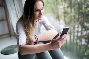 Cep telefonu kullanan kadın 