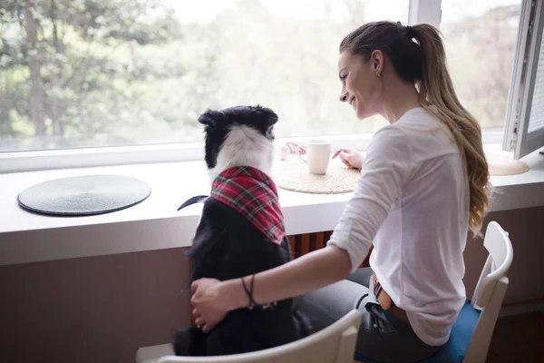 그녀의 강아지와 함께 아름 다운 여자 — 스톡 사진