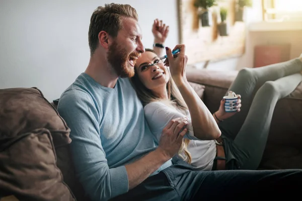 Hermosa pareja comiendo helado — Foto de Stock