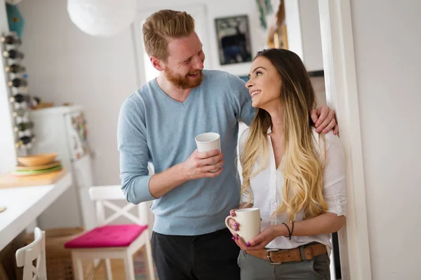 Feliz pareja bebiendo café de la mañana — Foto de Stock