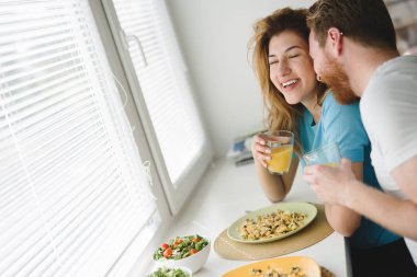 Çift kahvaltı yapıyor.