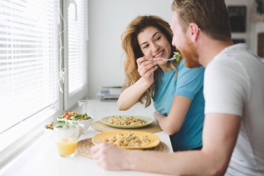 Çift kahvaltı yapıyor.