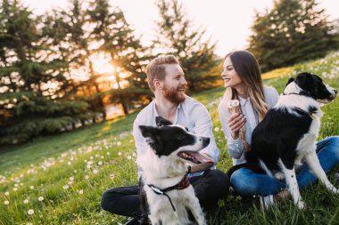  Köpekler yürüyüş aşık Çift 