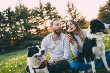 Çift yürüyüş köpekler açık havada
