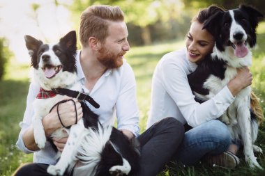 Güzel çift yürüyüş köpekler 