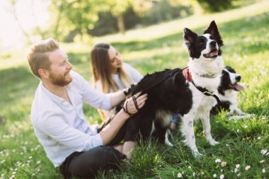 Köpekler yürüyüş aşık Romantik Çift