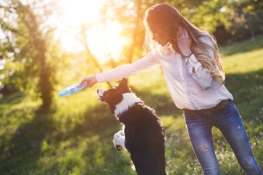 Güzel esmer köpekle oynamayı 