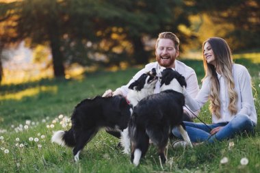 Köpekler yürüyüş aşık Romantik Çift 