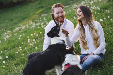 Güzel çift yürüyüş köpekler 