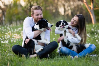 Köpekler yürüyüş aşık Romantik Çift 