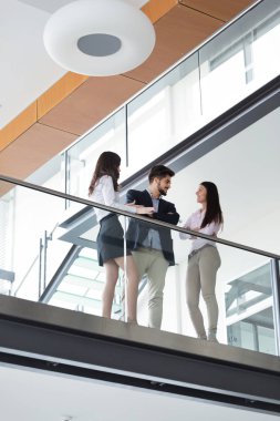 İşbirliği ve tartışırken iş arkadaşları plan proje