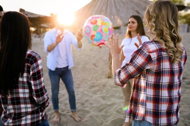 Gençler eğleniyor kumsalda