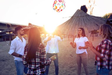  Gençler eğleniyor kumsalda