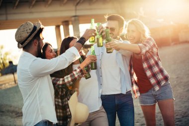 plajda parti arkadaşları 