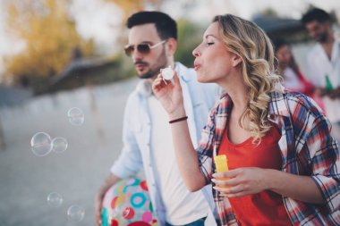  plajda parti arkadaşları