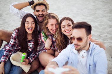 insanlar plajda eğlenmek