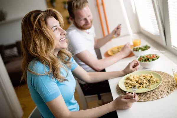 Sabahları kahvaltı sahip çift 