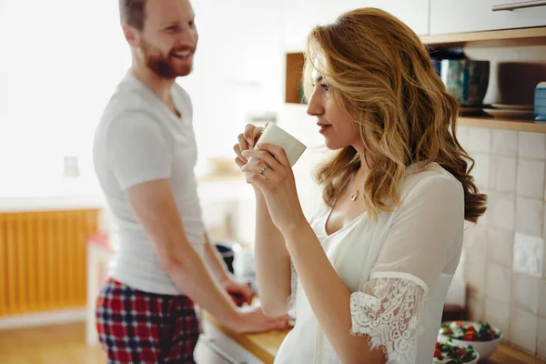 Pareja divirtiéndose siendo romántico — Foto de Stock